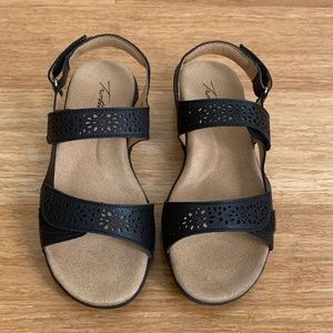 Trotters Romi Sandals Black Size 6.5M NIB